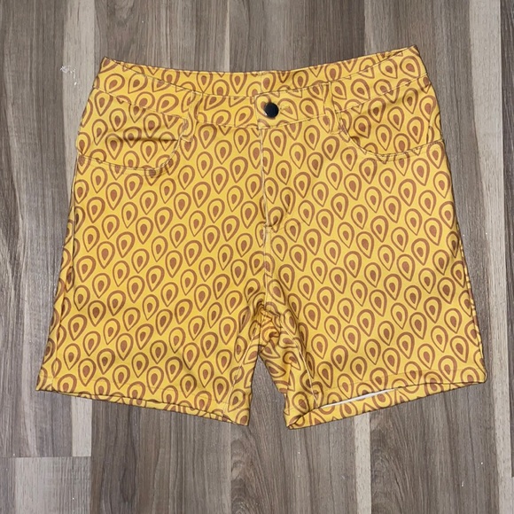 Other - NWOT Men’s golden yellow and tan patterned short shorts, 5 inches, size 30